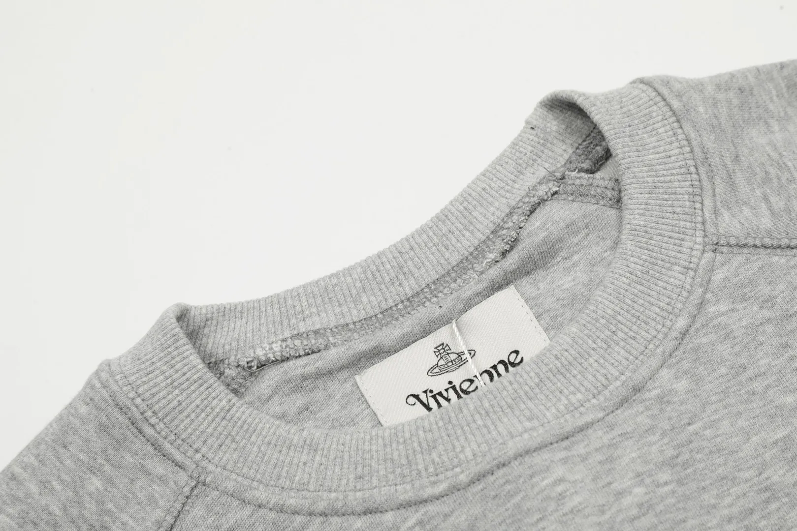 VIVI70# "Exclusive hot style" vivienne west wood West Queen Vivienne Saturn classic winning round neck sweatshirt 2024 top hot style No need to say more, directly open the details YB mold opening Correct overlock neckline details ⚠️The authentic product is the overlock threaded collar without a collar strip. Our family only makes the right version. We are careful to make sure that the first release of the Queen Mother on the whole network is correct. The full range of correct accessories and every detail is completely restored. Straight up to full Size: XS-L